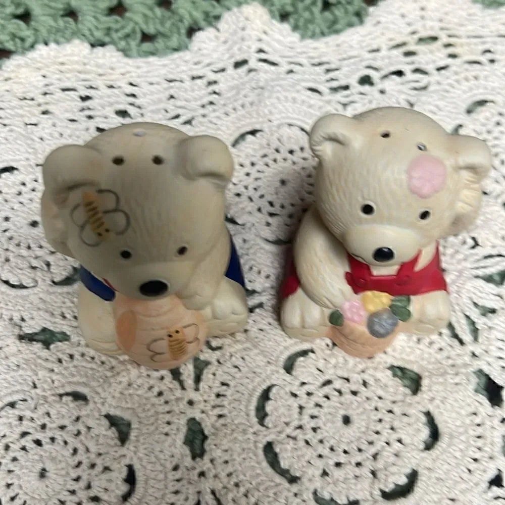 Vintage Cute Mama and Papa Bear Ceramic salt and pepper shakers